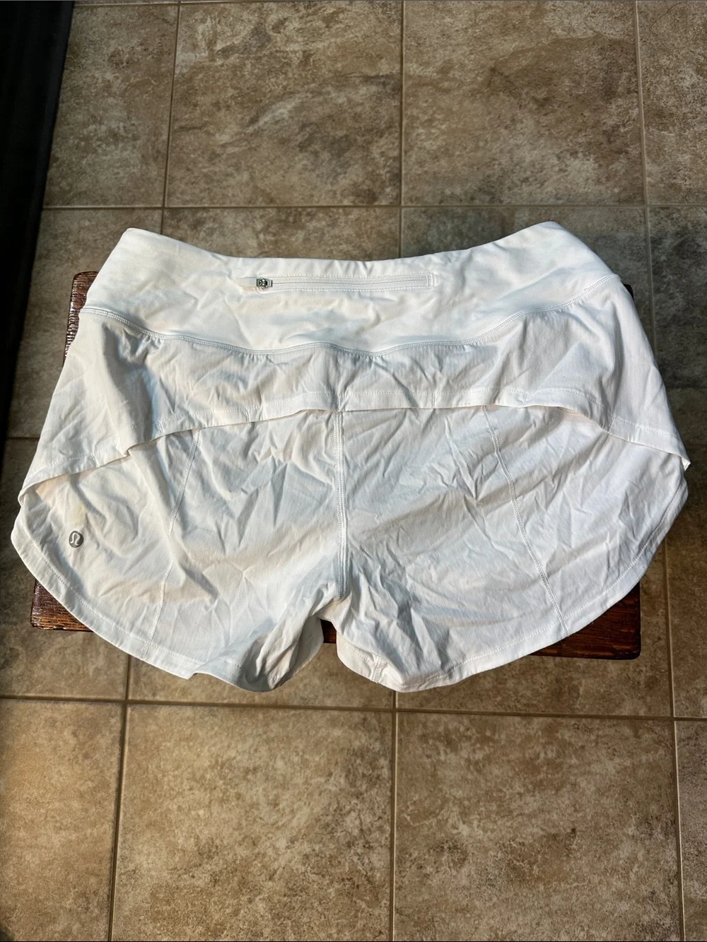 Lululemon white lined shorts size 8 - Picture 2 of 3
